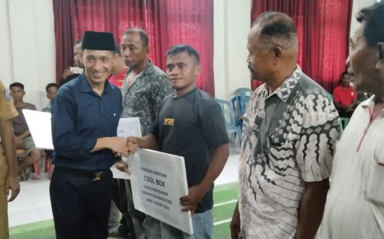 Serahkan Bantuan Nelayan, Bupati Wakatobi Titip Pesan Penting